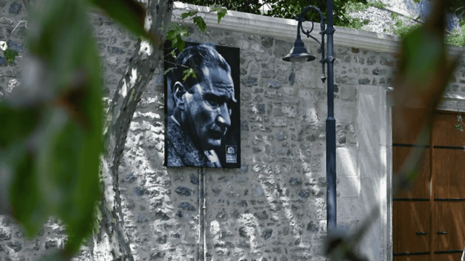 ÇIRAĞAN CADDESİ BOYUNCA UZANAN ATATÜRK ALBÜMÜ RESTORE EDİLDİ
