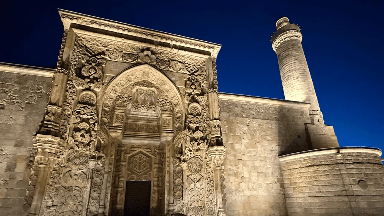 “ANADOLU’NUN EL HAMRASI” DİVRİĞİ ULU CAMİİ IŞIKLAR ALTINDA