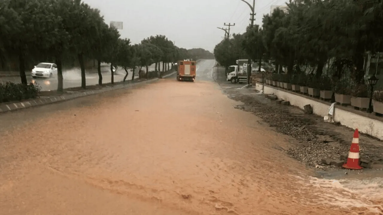 TURİZM CENNETİNDE YOLLAR GÖLE DÖNDÜ, DENİZ RENK DEĞİŞTİRDİ