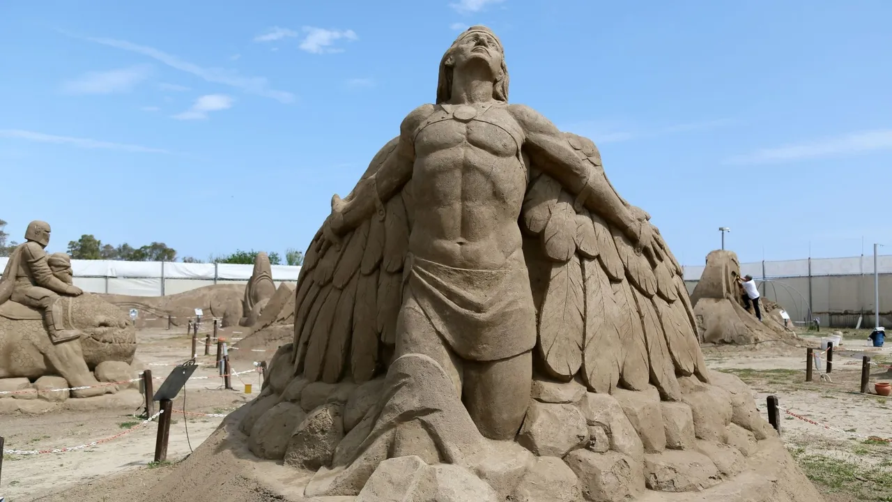 LARA SAHİLİNDE 200 ESERLE ULUSLARARASI ANTALYA KUM HEYKEL FESTİVALİ