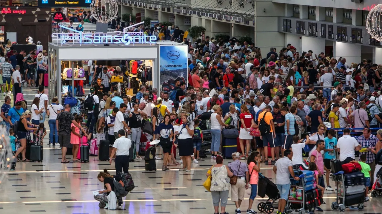 ANTALYA’DA BAYRAM YOĞUNLUĞU: BAZI OTELLER TAMAMEN DOLDU