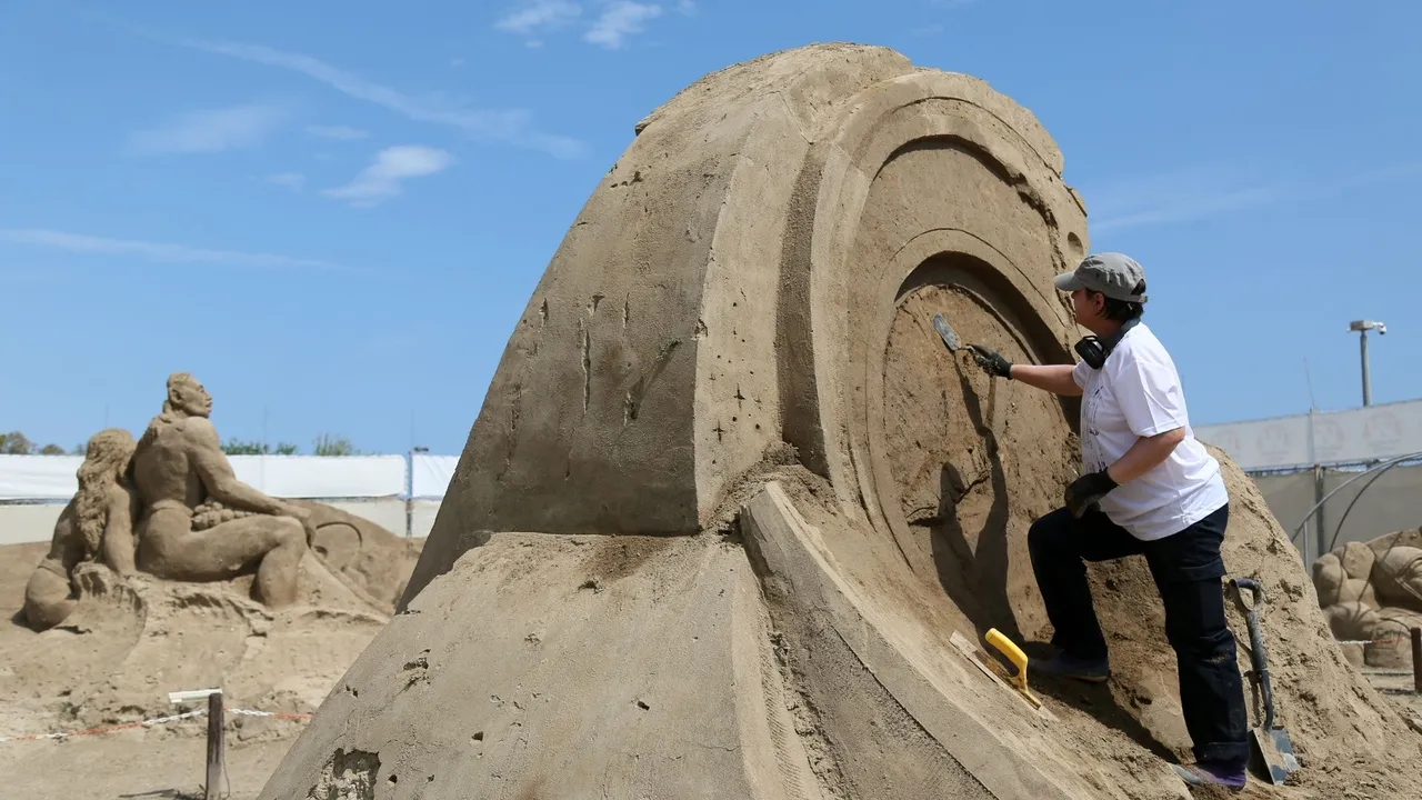 LARA SAHİLİNDE 200 ESERLE ULUSLARARASI ANTALYA KUM HEYKEL FESTİVALİ