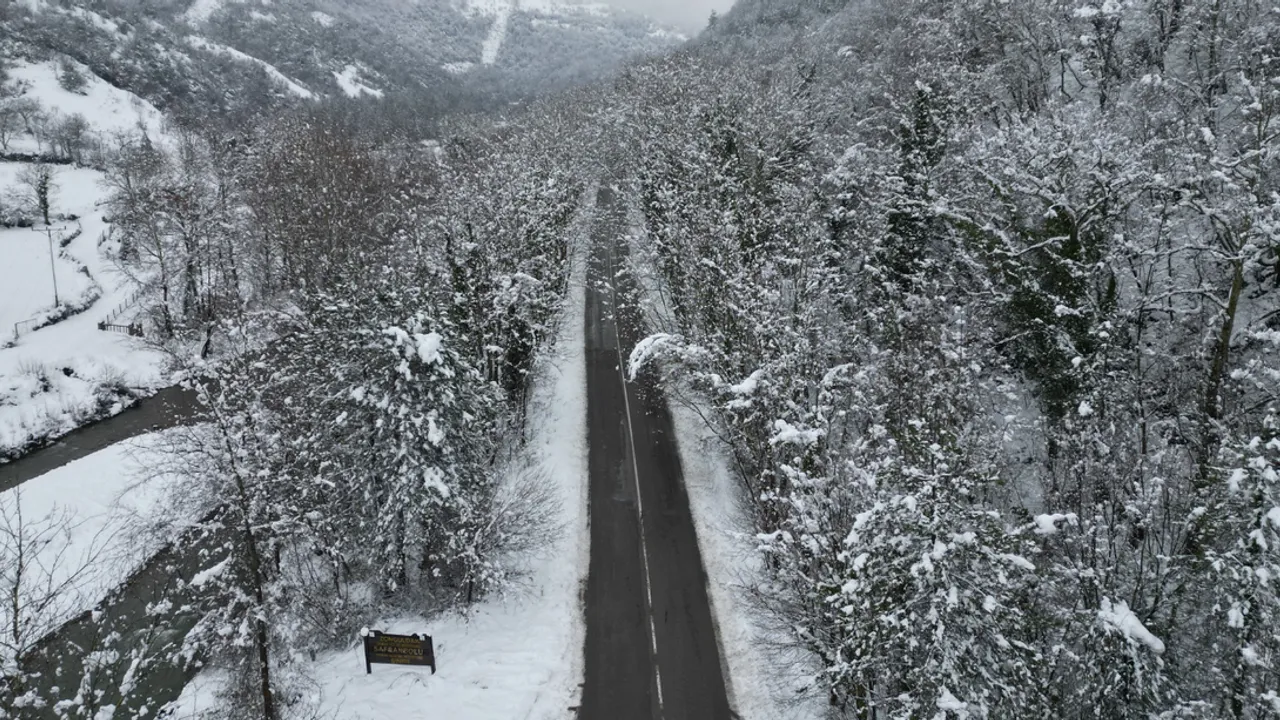 BARTIN–KARABÜK AĞAÇ TÜNEL YOLUNDA KIŞ MANZARASI HAYRAN BIRAKTI