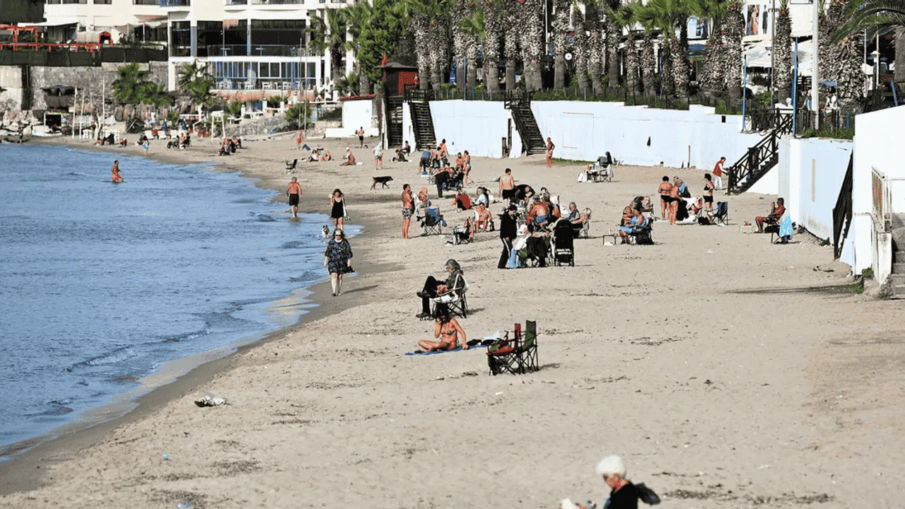 KUŞADASI'NDA HAFTA SONU SAHİLLER DOLDU