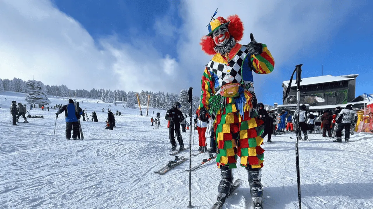 ULUDAĞ PİSTLERİNDE RENKLİ ANLAR: PALYAÇO KOSTÜMÜYLE KAYAK YAPTI