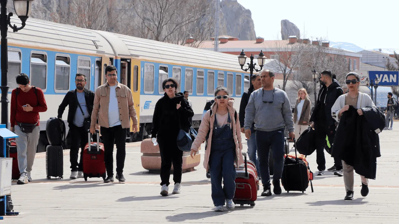 TREN SEFERLERİYLE İLGİ KATLANDI: VAN'A 9 AYDA 572 BİN İRANLI TURİST