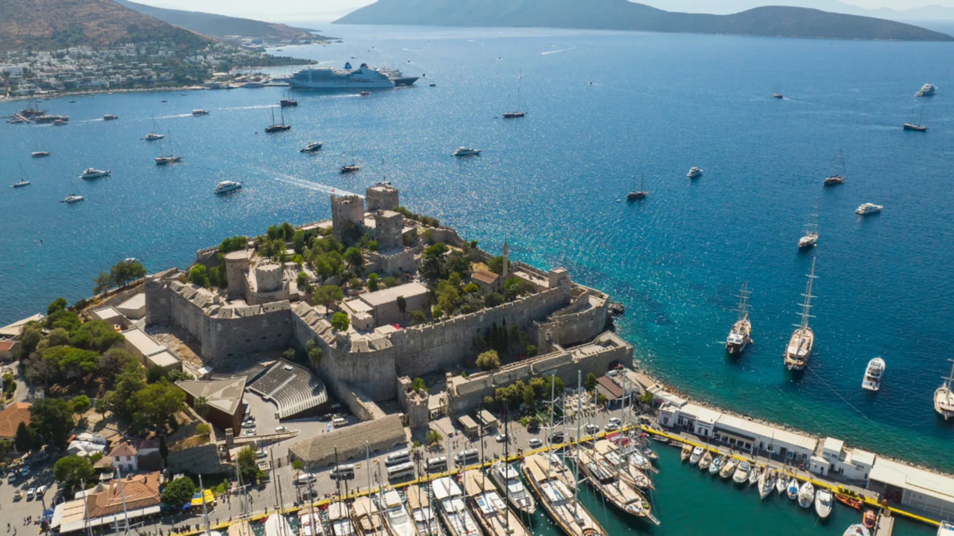 BODRUM'A ÇİFTE KRUVAZİYER: 2 BİN 277 TURİST