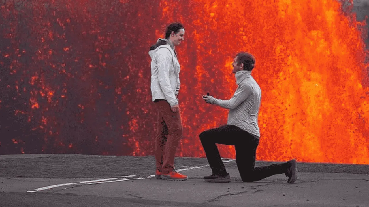 LAVLARIN ARASINDA 'LOVE': KILAUEA YANARDAĞ ÖNÜNDE EVLİLİK TEKLİFİ