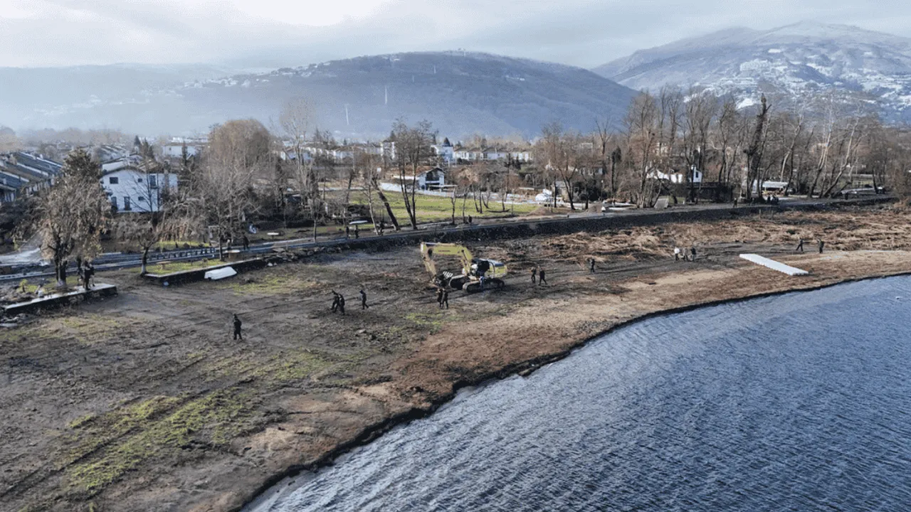 SAPANCA GÖLÜ KIYILARI KAÇAK YAPILARDAN ARINDIRILIYOR