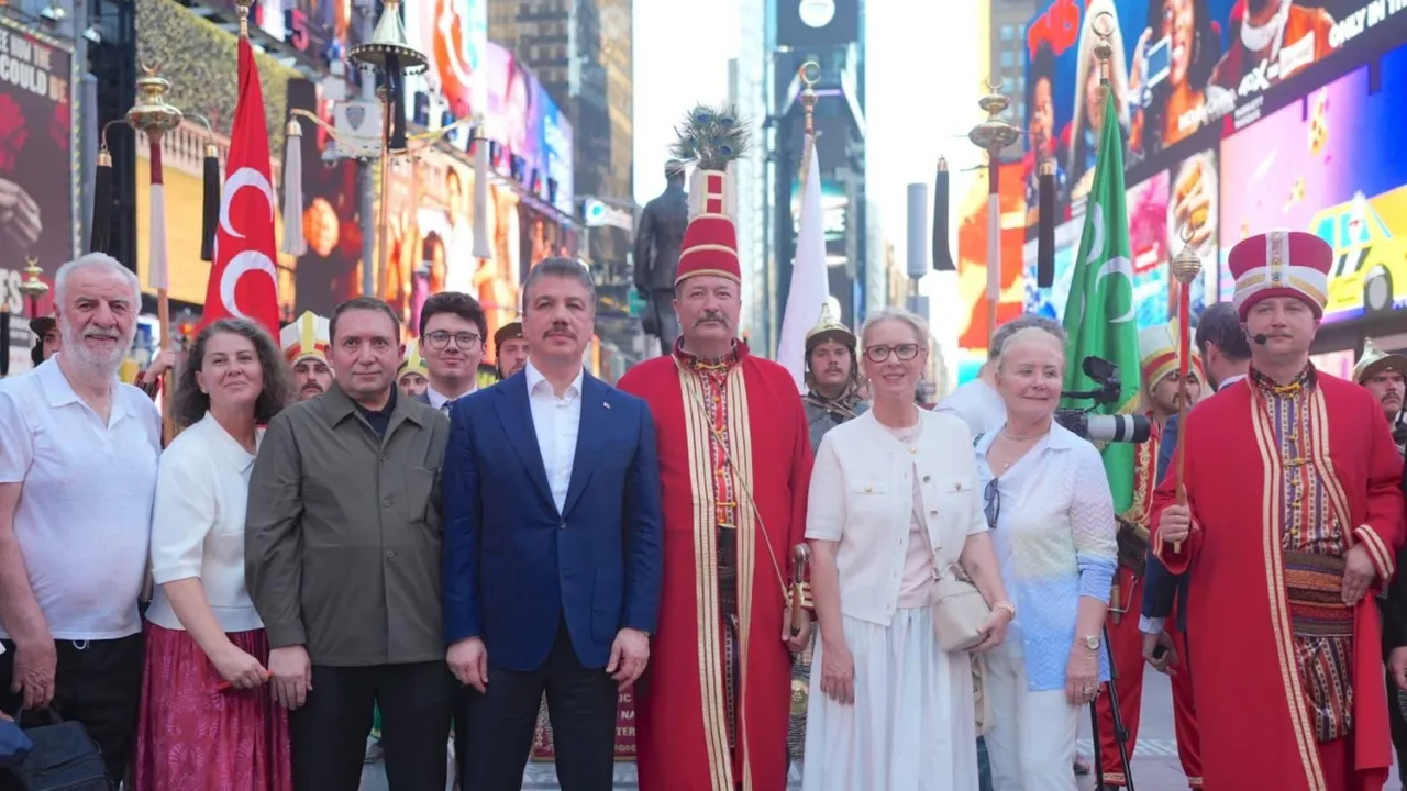 MEHTER MARŞLARI NEW YORK TIMES MEYDANI’NDA YANKILANDI
