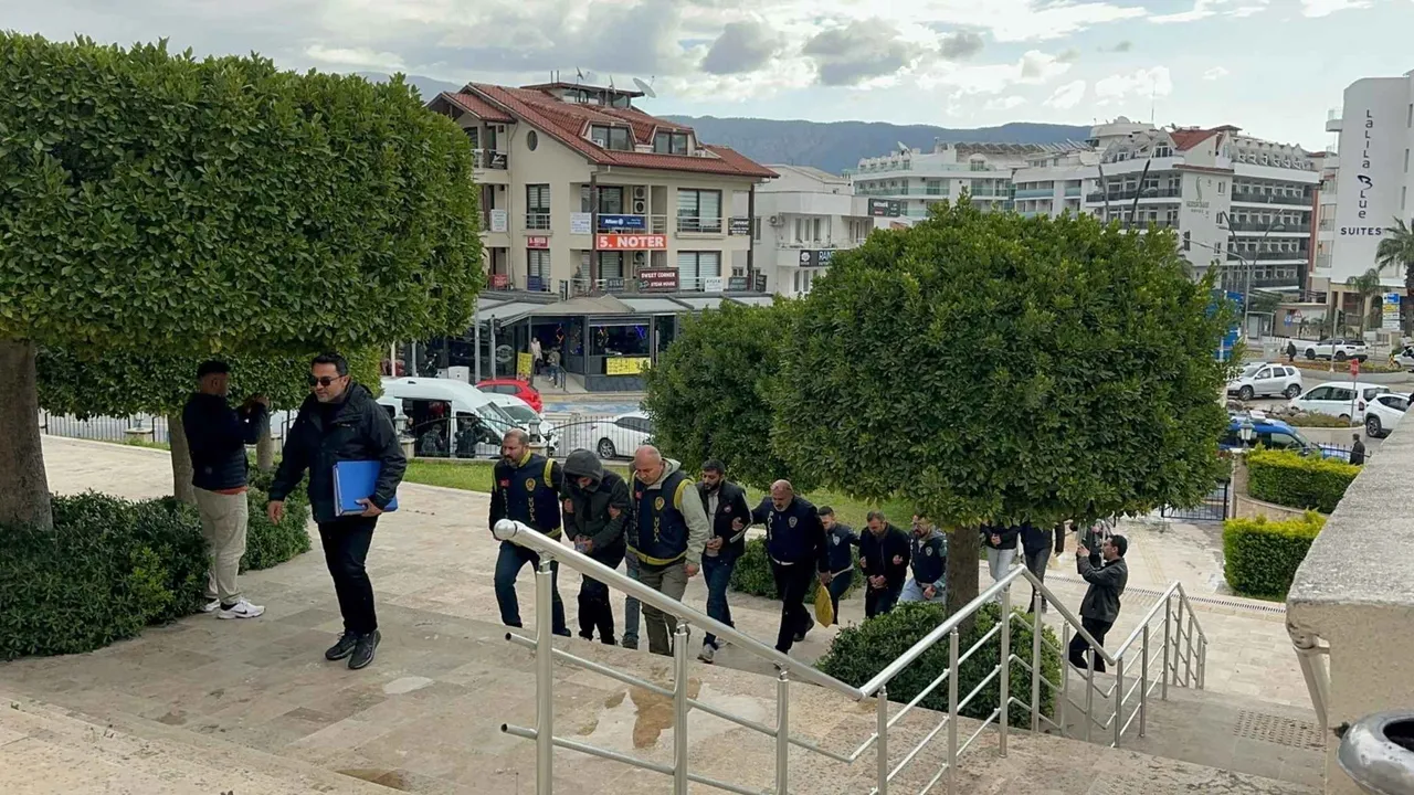 MARMARİS’TE TURİSTLERİ HEDEF ALAN KART DOLANDIRICILARI TUTUKLANDI