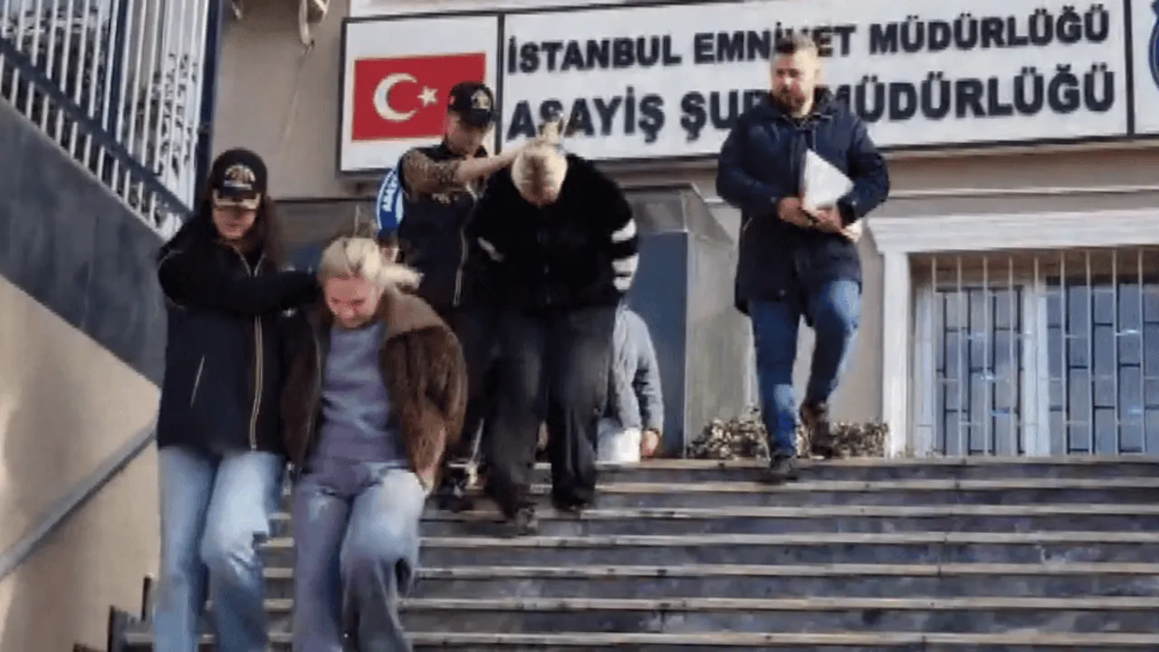 AVM’LERDE TURİST GİBİ DAVRANAN HIRSIZLIK ŞÜPHELİLERİ YAKALANDI