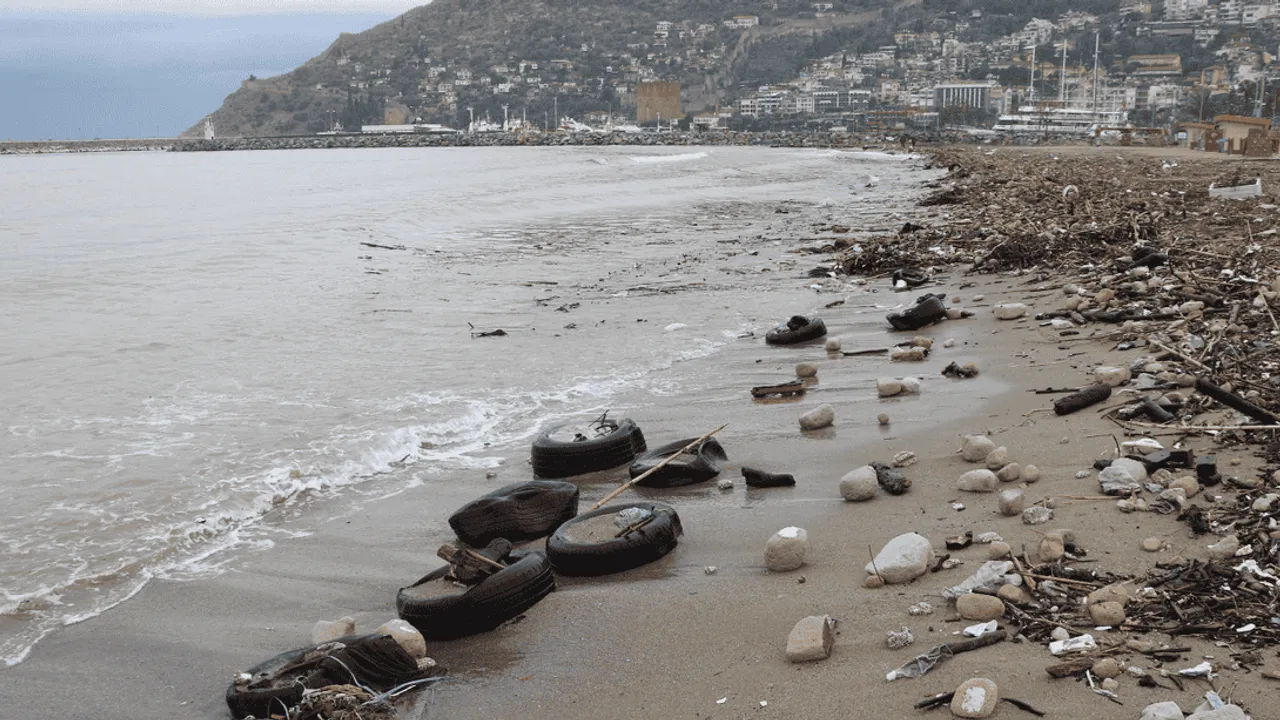 ALANYA’DA FIRTINA KİRLİLİK SORUNUNU GÜN YÜZÜNE ÇIKARDI