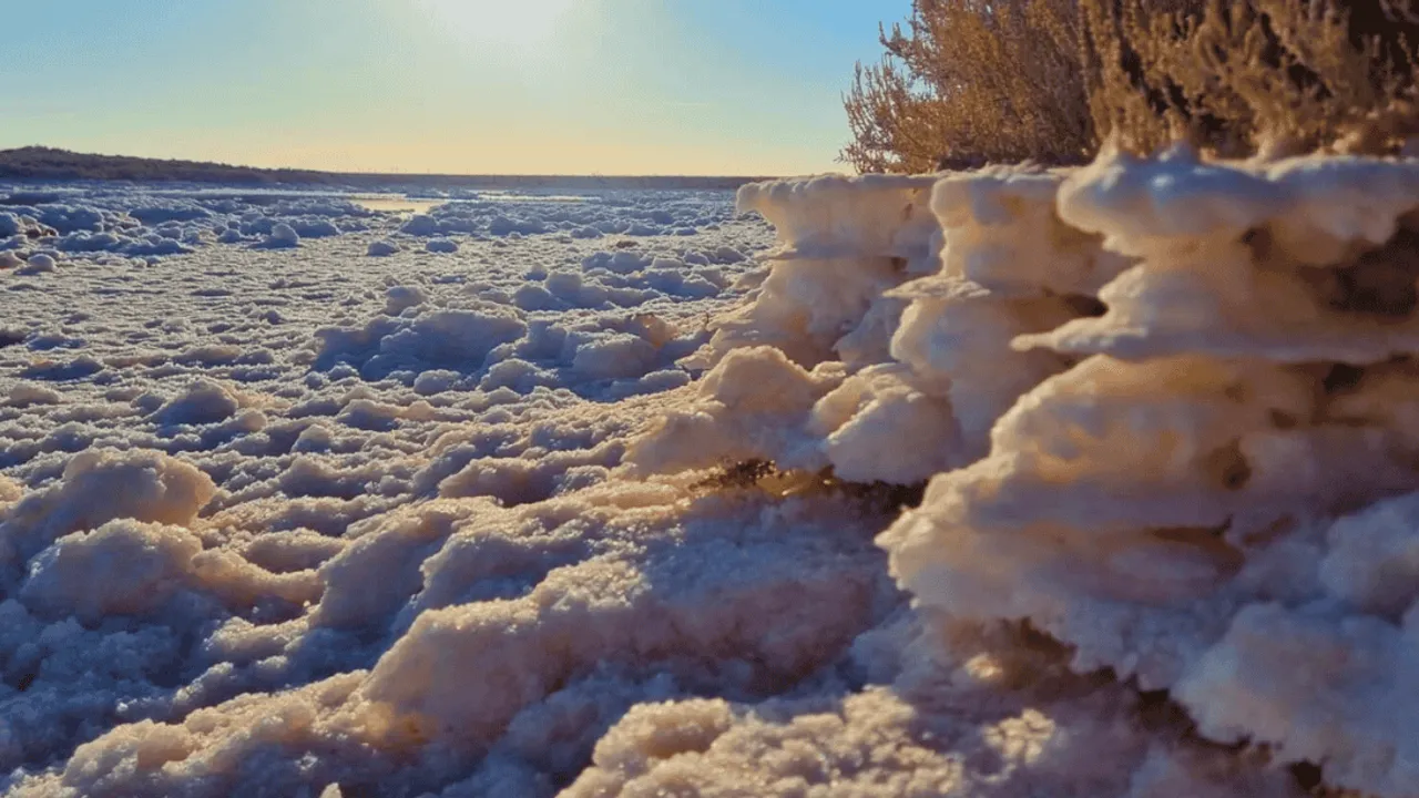 TUZ GÖLÜ'NDE SULAR ÇEKİLDİ, TUZ KÜTLELERİ İLGİ ODAĞI OLDU