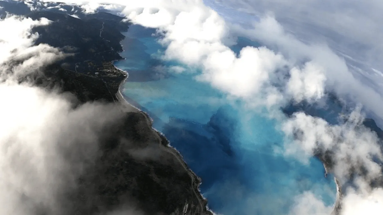 ÖLÜDENİZ’DE DOĞAL RENK GEÇİŞLERİ HAVADAN KAYDEDİLDİ