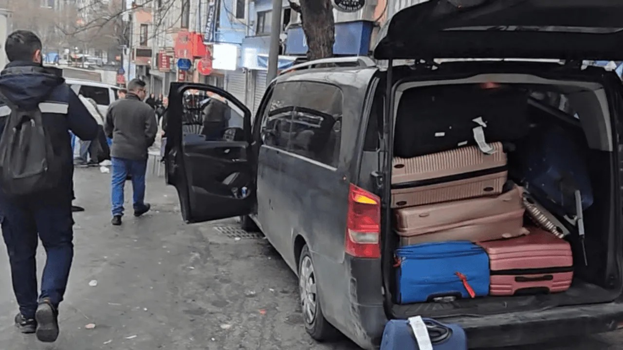 ŞOFÖR EL FRENİNİ ÇEKMEYİ UNUTTU TURİST MİNİBÜSÜ AĞACA ÇARPTI