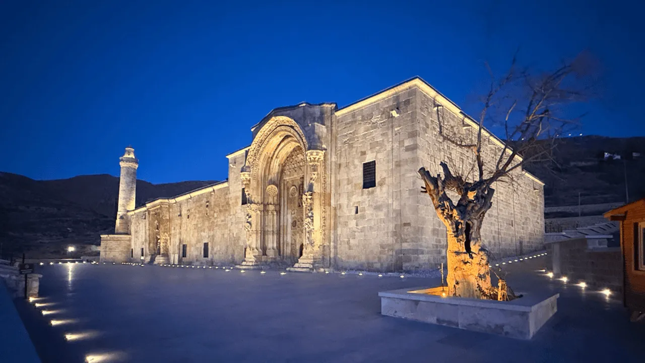 “ANADOLU’NUN EL HAMRASI” DİVRİĞİ ULU CAMİİ IŞIKLAR ALTINDA