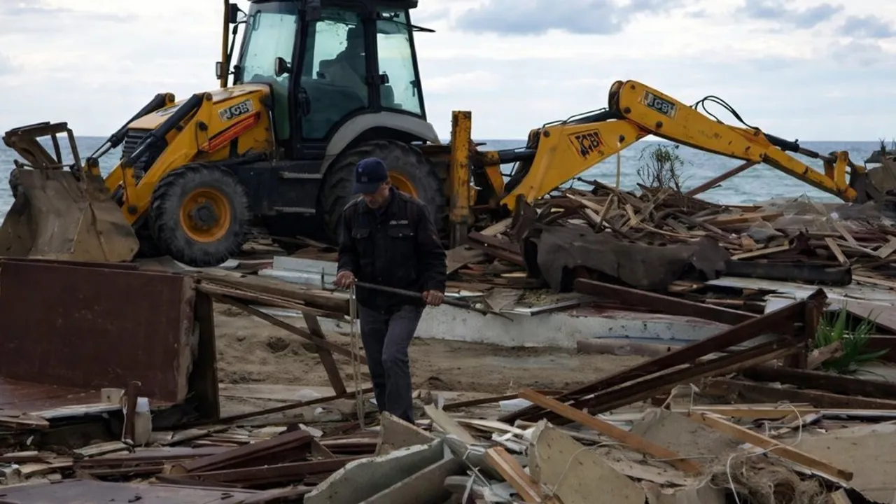 SİDE BÜYÜK PLAJ’DA 15 GÜNÜBİRLİK İŞLETME YIKILDI