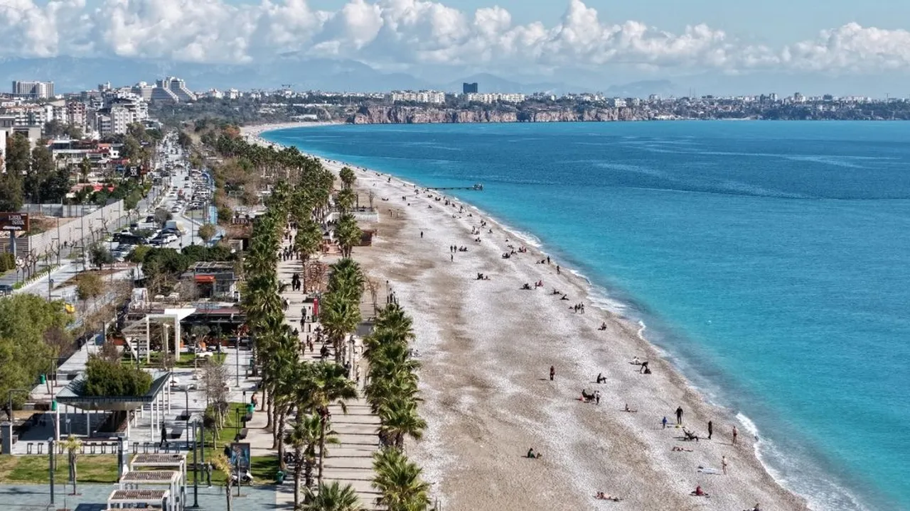ANTALYA’DA GÜNEŞİ GÖRENLER 17 DERECEDE DENİZE GİRDİ