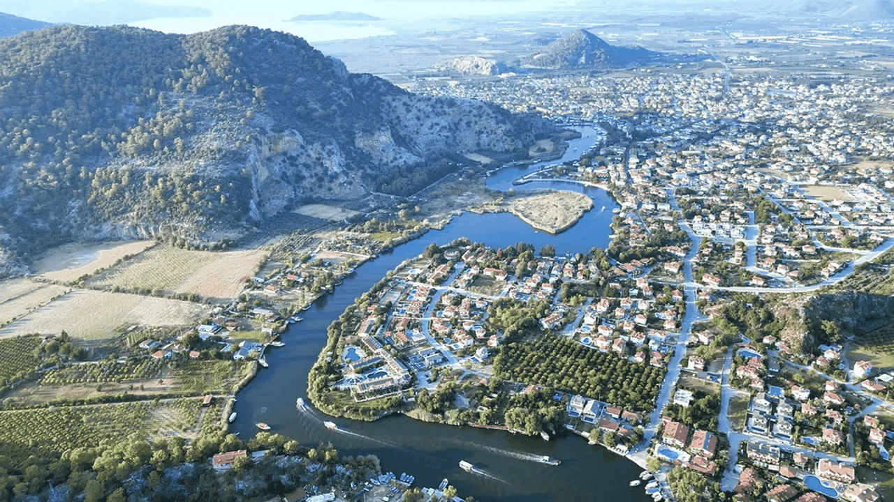 SAZLIKLARIN ARASINDA LABİRENT YOLCULUĞU: DALYAN