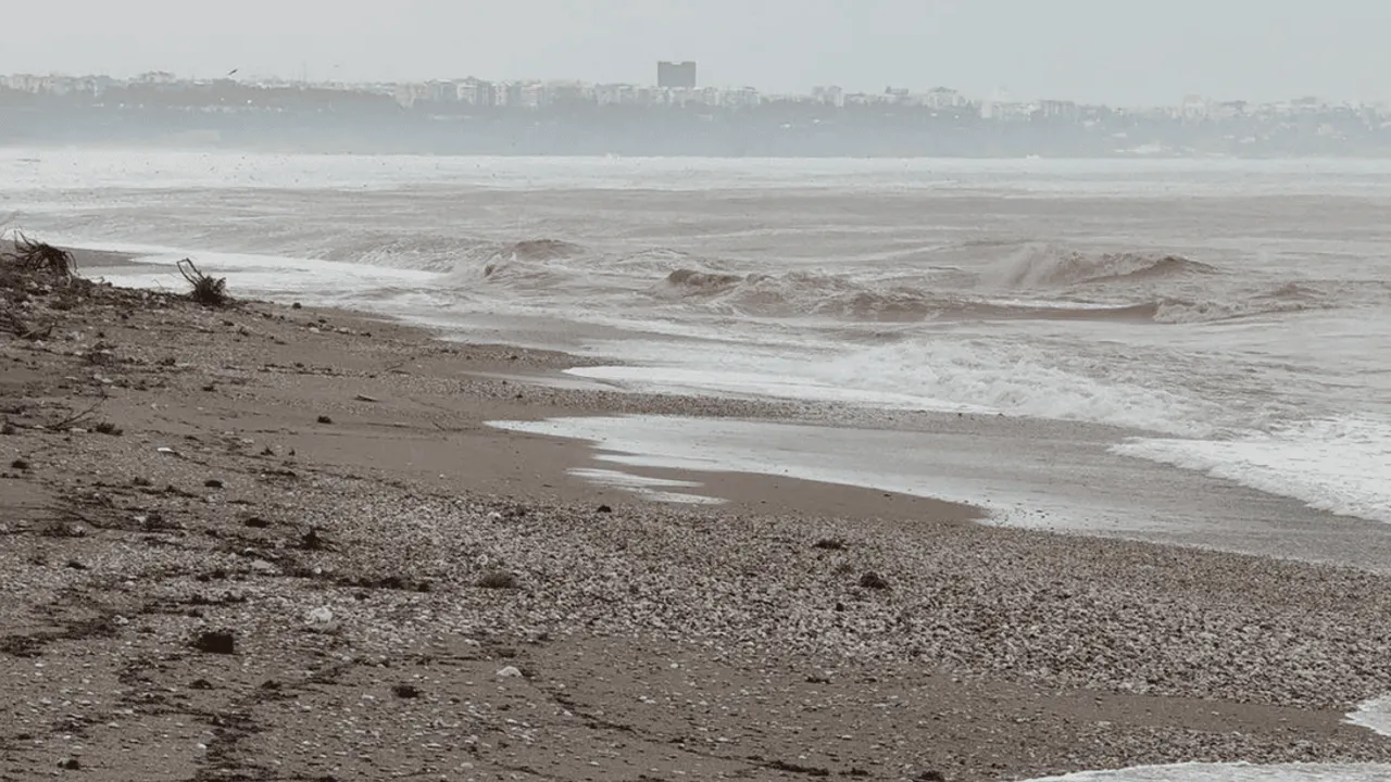 KONYAALTI SAHİLİ’NDE 'KAHVERENGİ' DENİZ MANZARASI