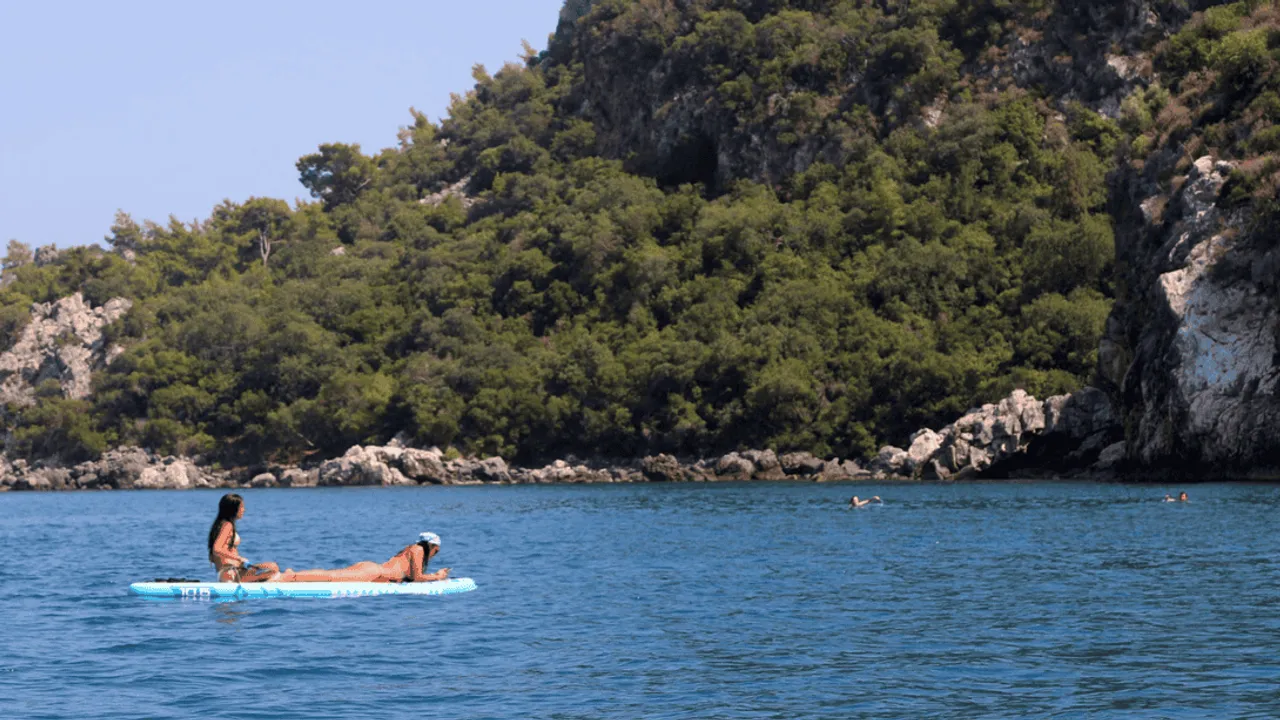 ANTALYA KEMER’E NÜFUSUNUN 90 KATI TURİST GELDİ