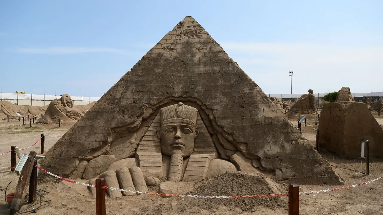 LARA SAHİLİNDE 200 ESERLE ULUSLARARASI ANTALYA KUM HEYKEL FESTİVALİ