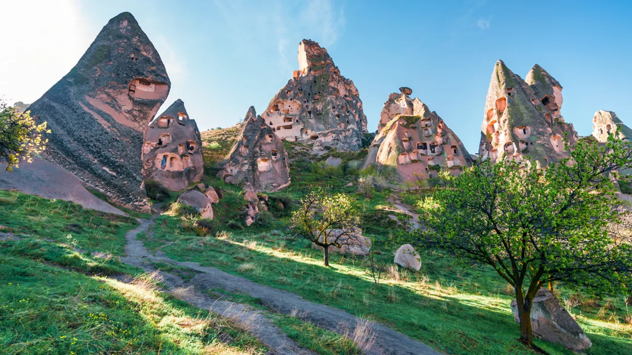 PERİBACALARININ GÖLGESİNDEN GÖKYÜZÜNE UZANAN İLHAM VERİCİ BİR YOLCULUK: KAPADOKYA