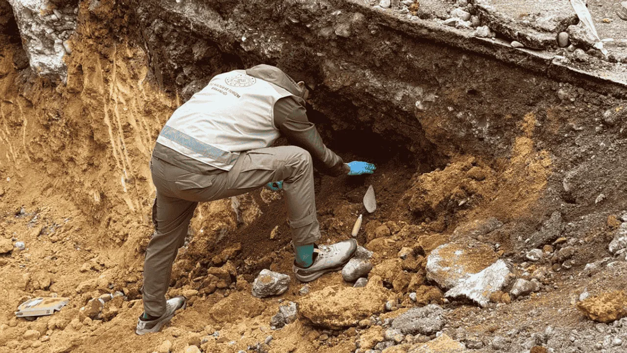 ANTALYA’DAKİ YOL KAZISINDA TARİHİ BULUNTU İHTİMALİ