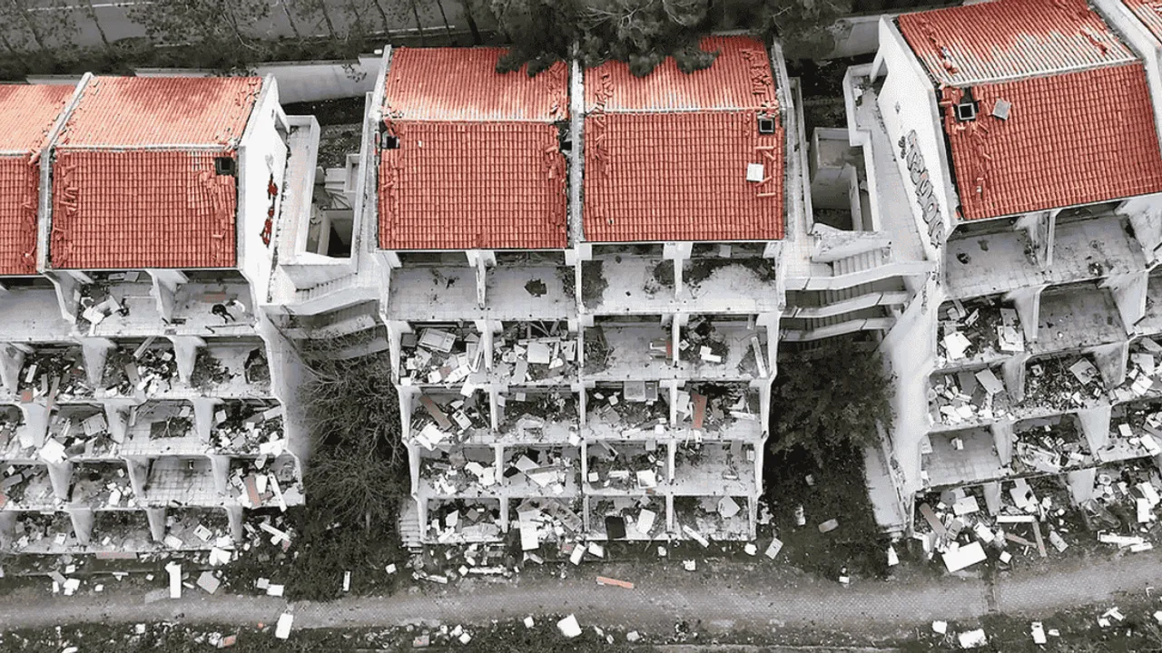 MİLYON DOLARLIK OTEL HAYALET YAPIYA DÖNDÜ