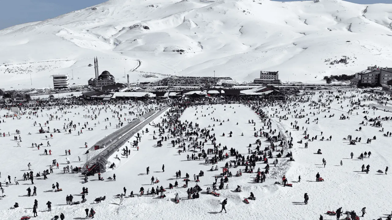 ERCİYES SEZON HEDEFİNİ YAKALADI: 2 AYDA 3 MİLYON ZİYARETÇİ