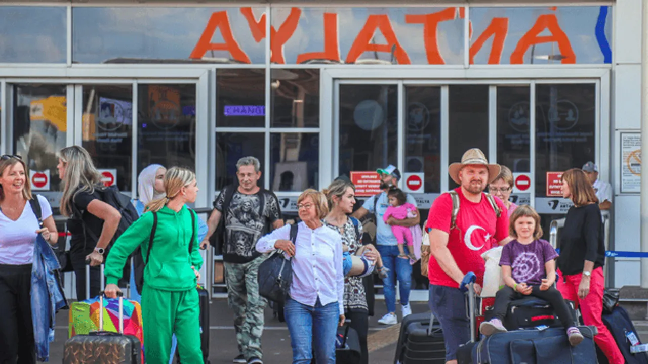 YAZ SEZONUNDA ANTALYA'YA 11,7 MİLYON TURİST GELDİ