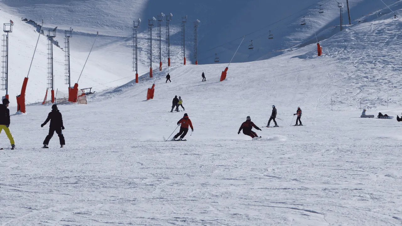 KAR KALINLIĞI 2 METREYİ AŞTI, PALANDÖKEN’DE KAYAK SEZONU ZİRVE YAPTI