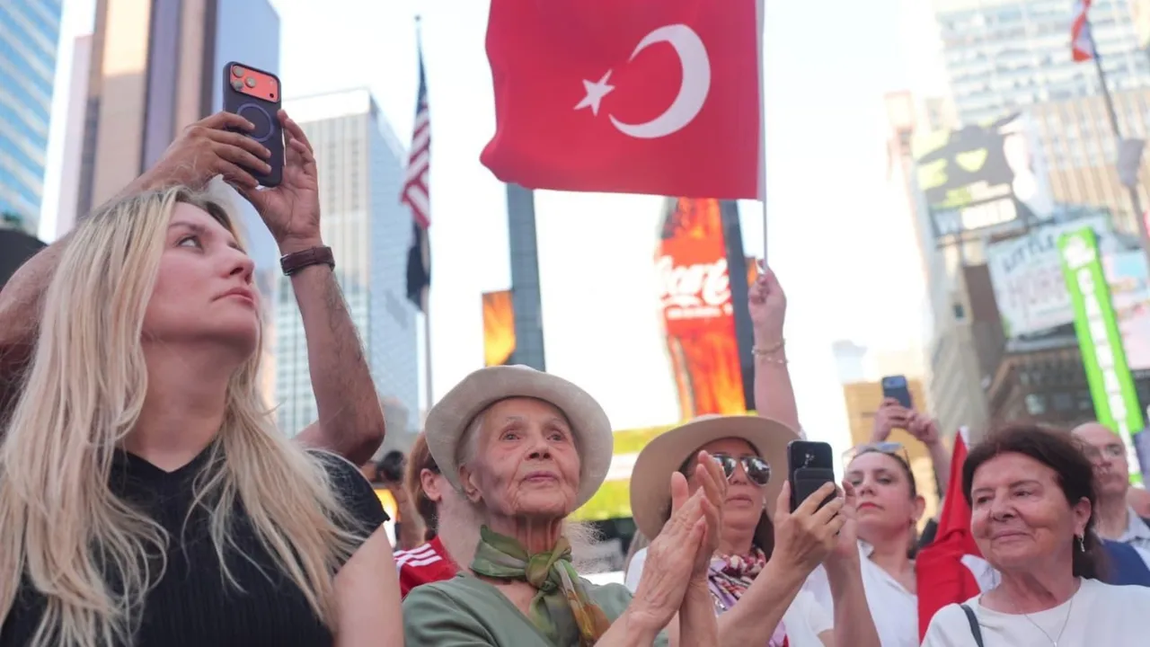 MEHTER MARŞLARI NEW YORK TIMES MEYDANI’NDA YANKILANDI